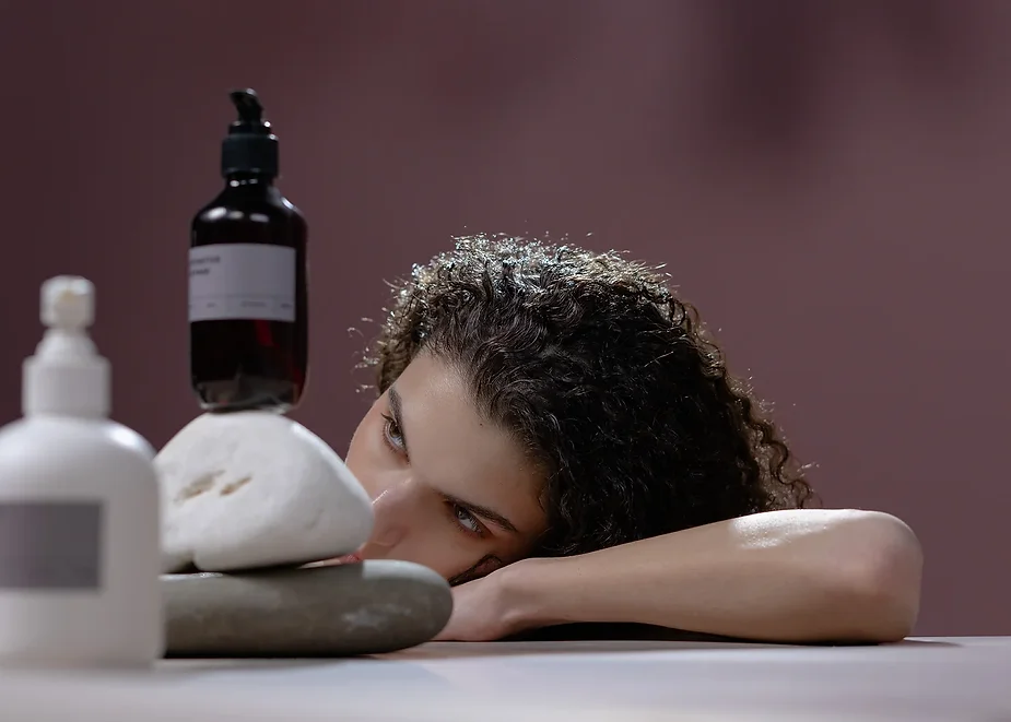 Descanso, cuerpo y producto Mujer Raíz