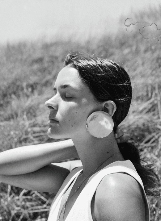 Retrato editorial en blanco y negro de Mukani