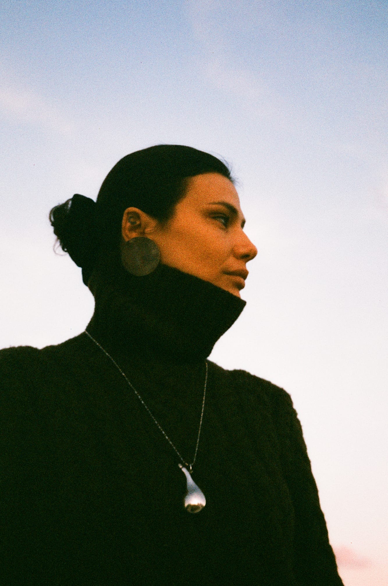 Retrato de perfil con collar Mukani al atardecer