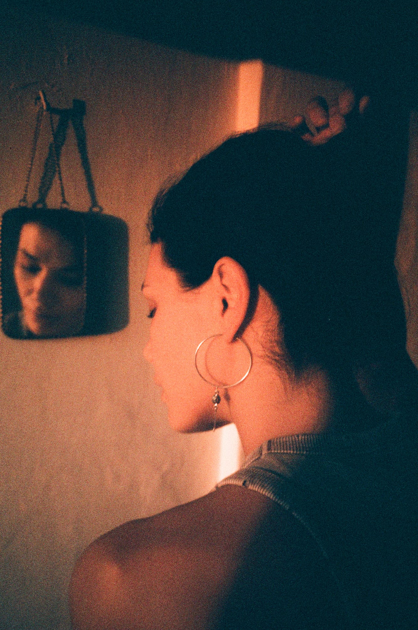 Retrato cálido con aretes de aro Mukani