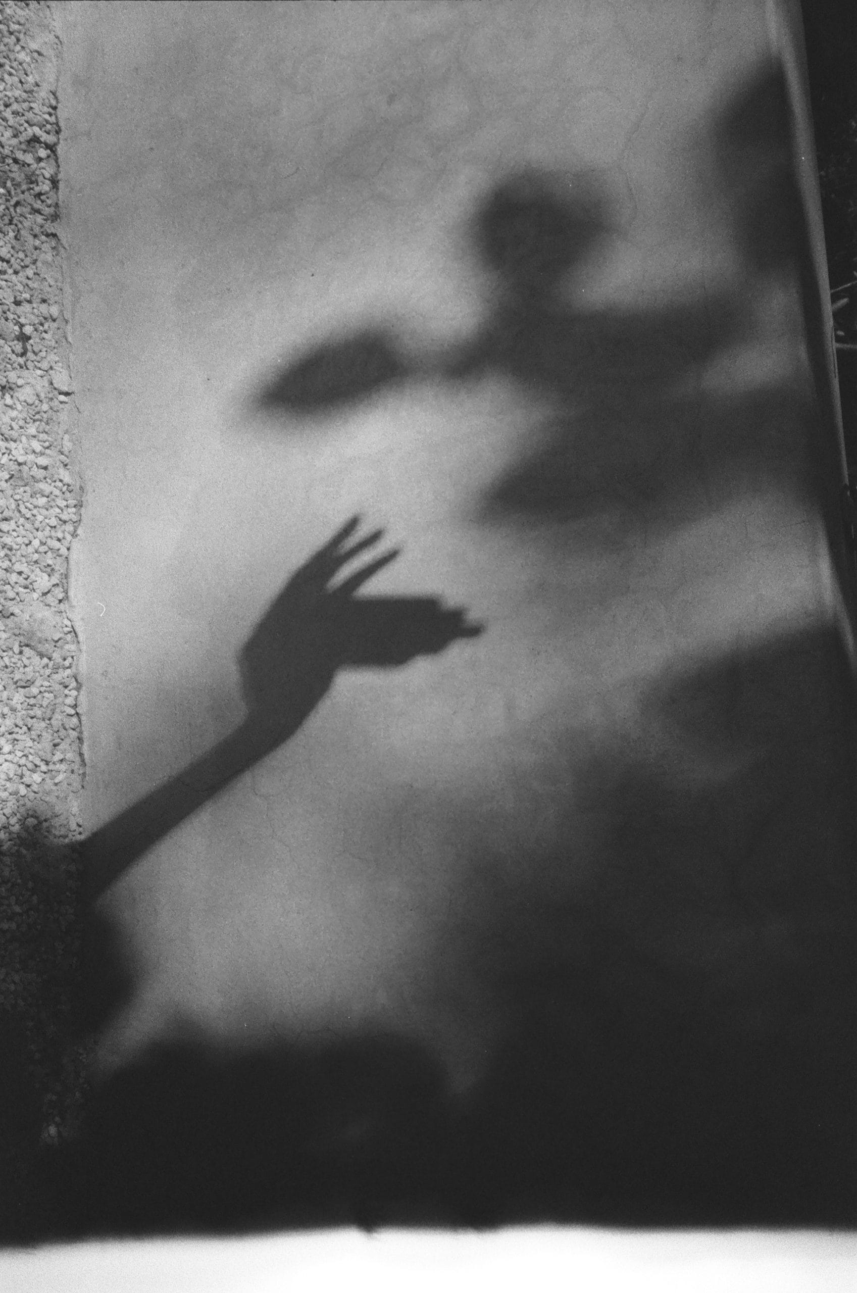 Sombra de una mano con una pieza de joyería Mukani