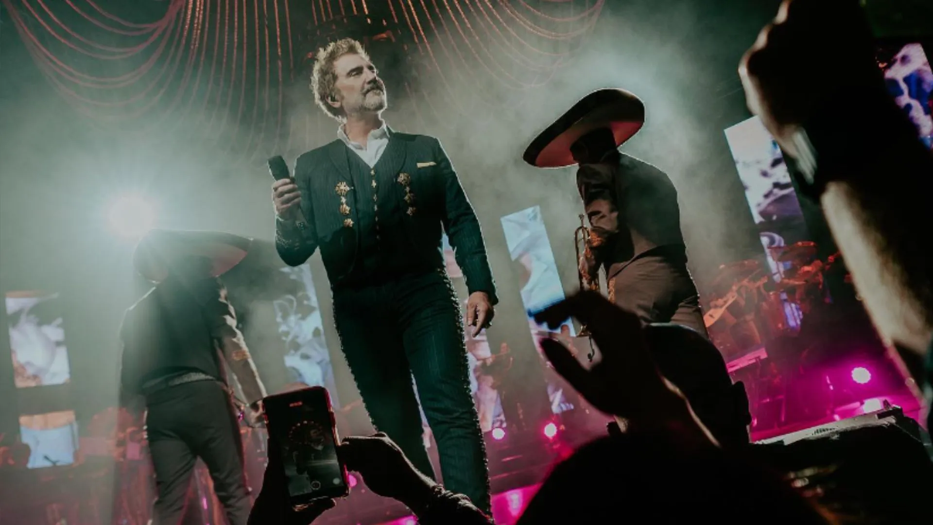 Presentación musical frente a una audiencia en el Auditorio Nacional.