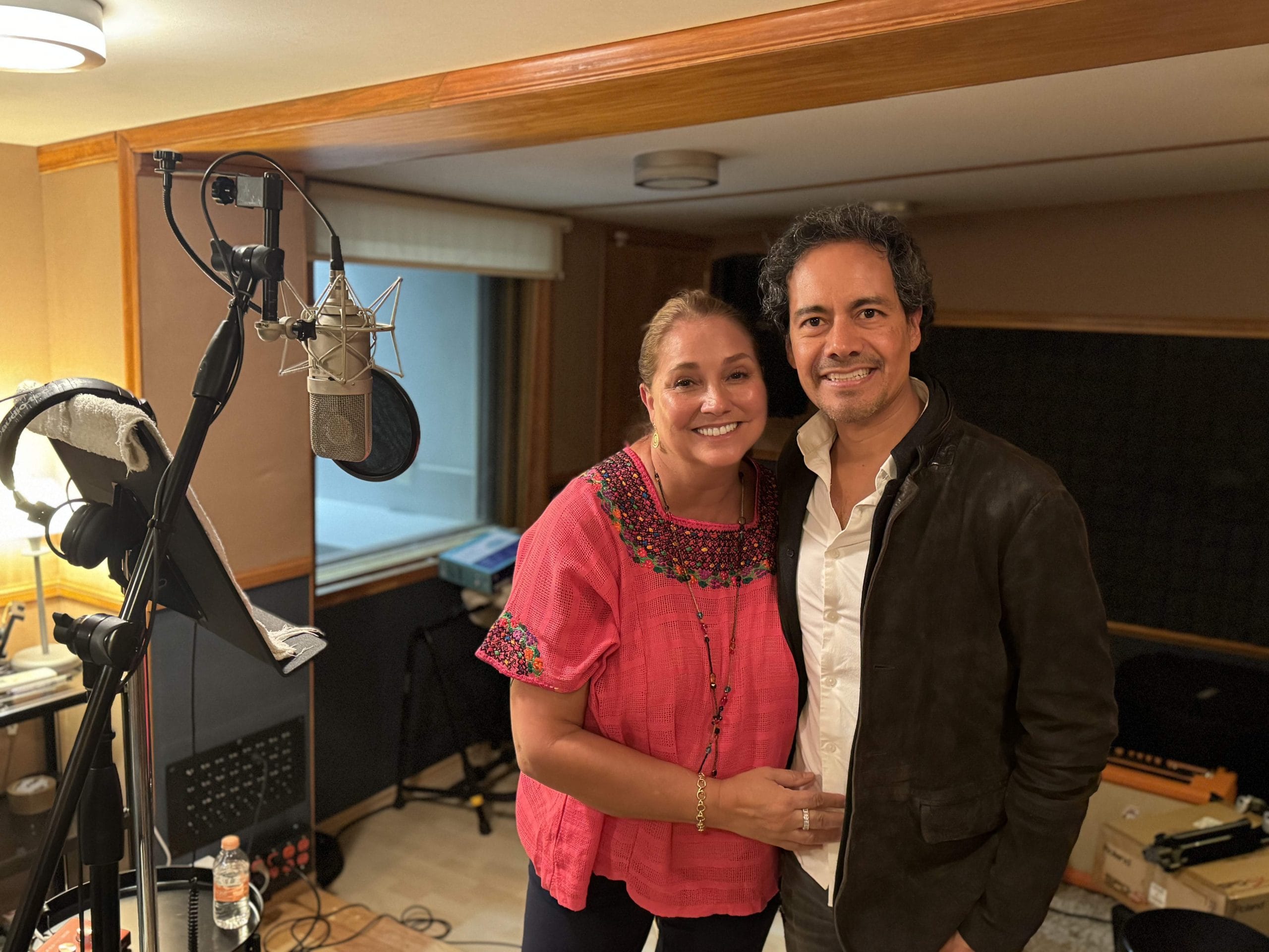 Sesión de trabajo con Angélica Rivera en el estudio de Switch Sound Music.