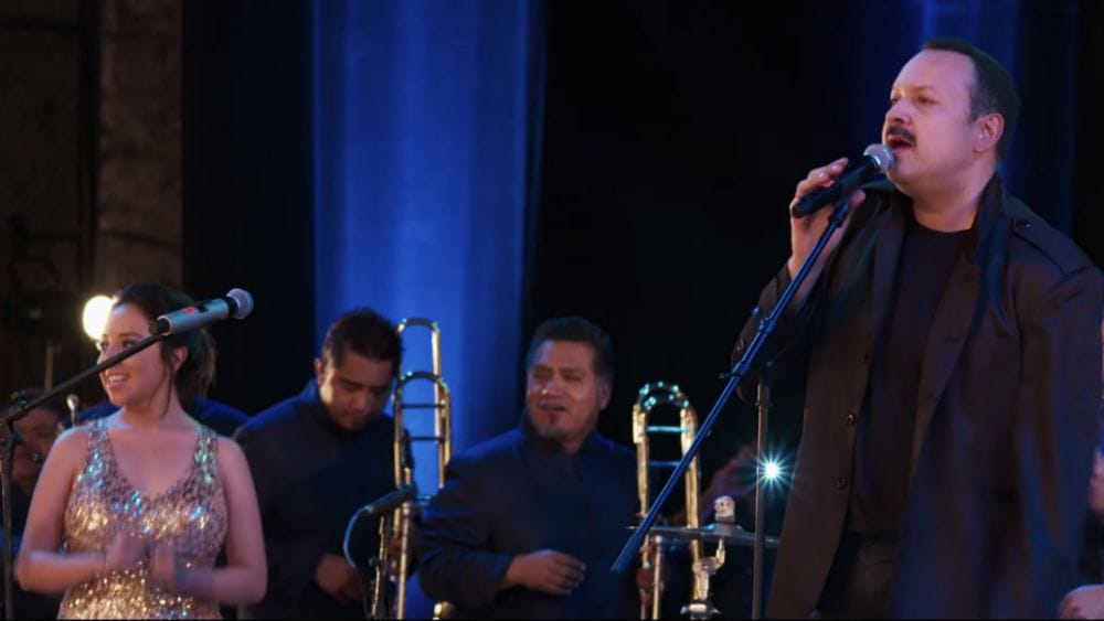 Colaboración musical adulta en una presentación en vivo.