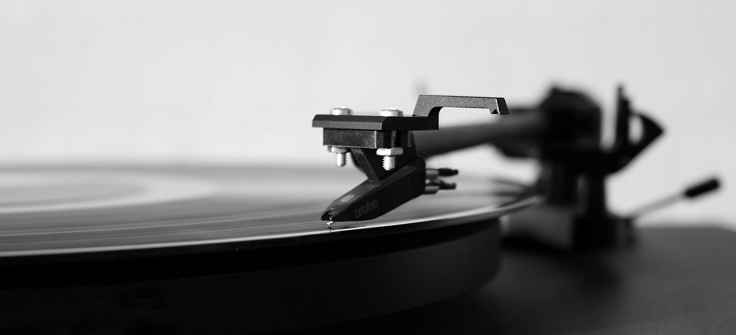 Tocadiscos en blanco y negro como apertura del catálogo musical.