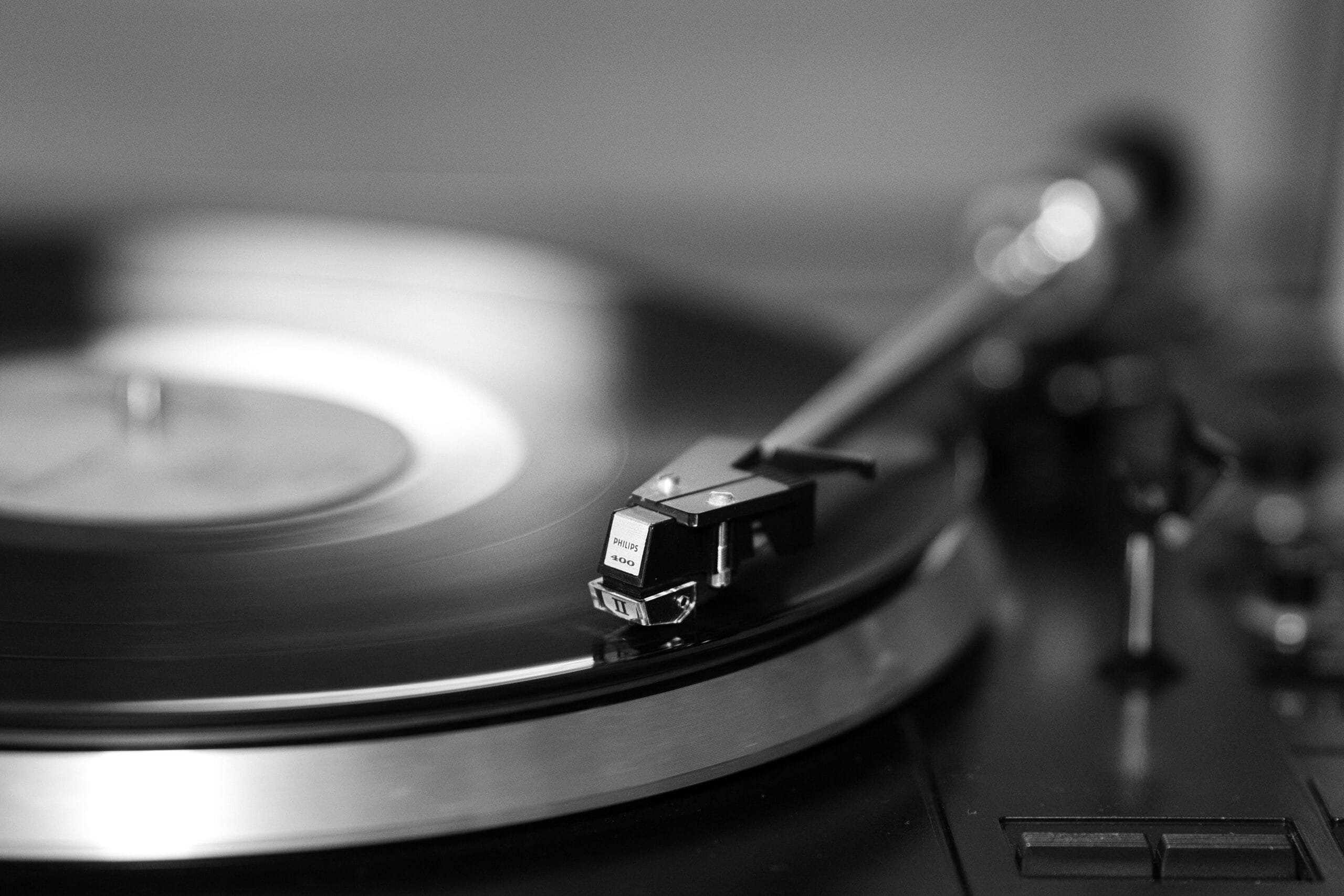 Disco de vinilo en una escena de proceso musical en blanco y negro.